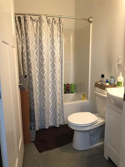 bathroom off of the primary bedroom