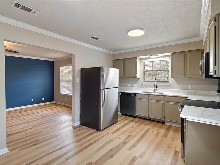 2100 Southwood Dr #24 — Photo 17