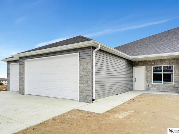 4353 Woodside Village Dr, Lincoln, NE 68528