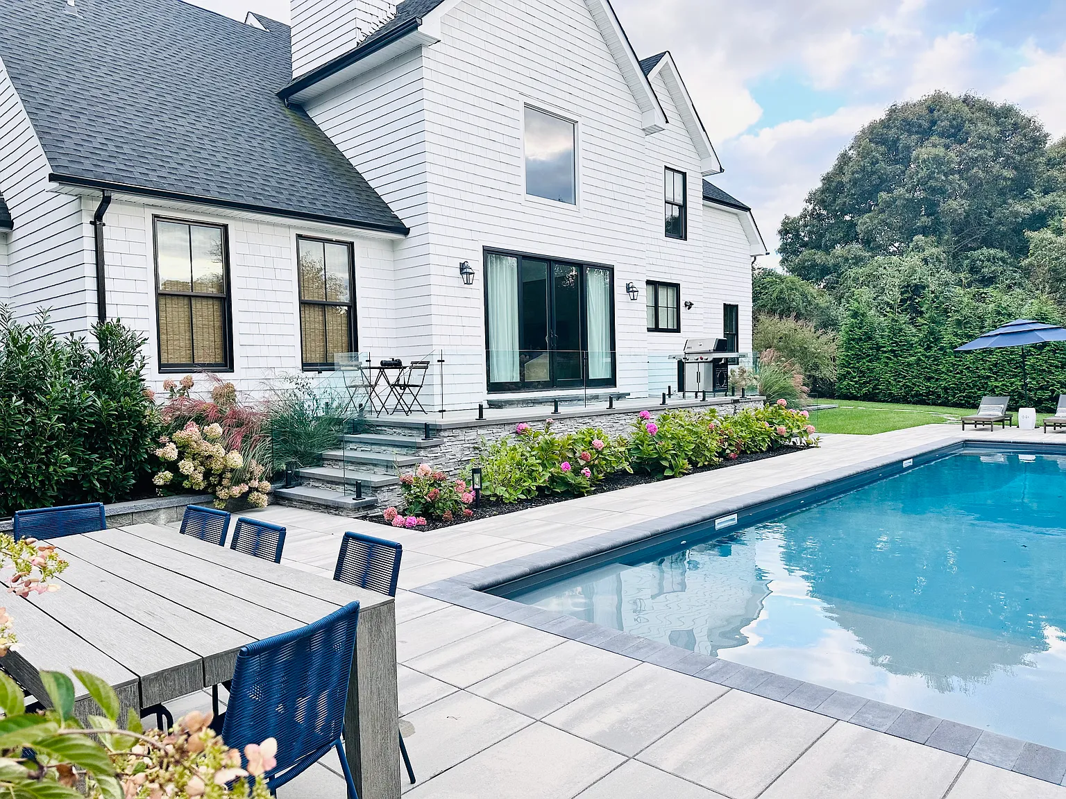 Southampton Designer Decorated Stunner - Heated Saltwater Pool — Photo 1