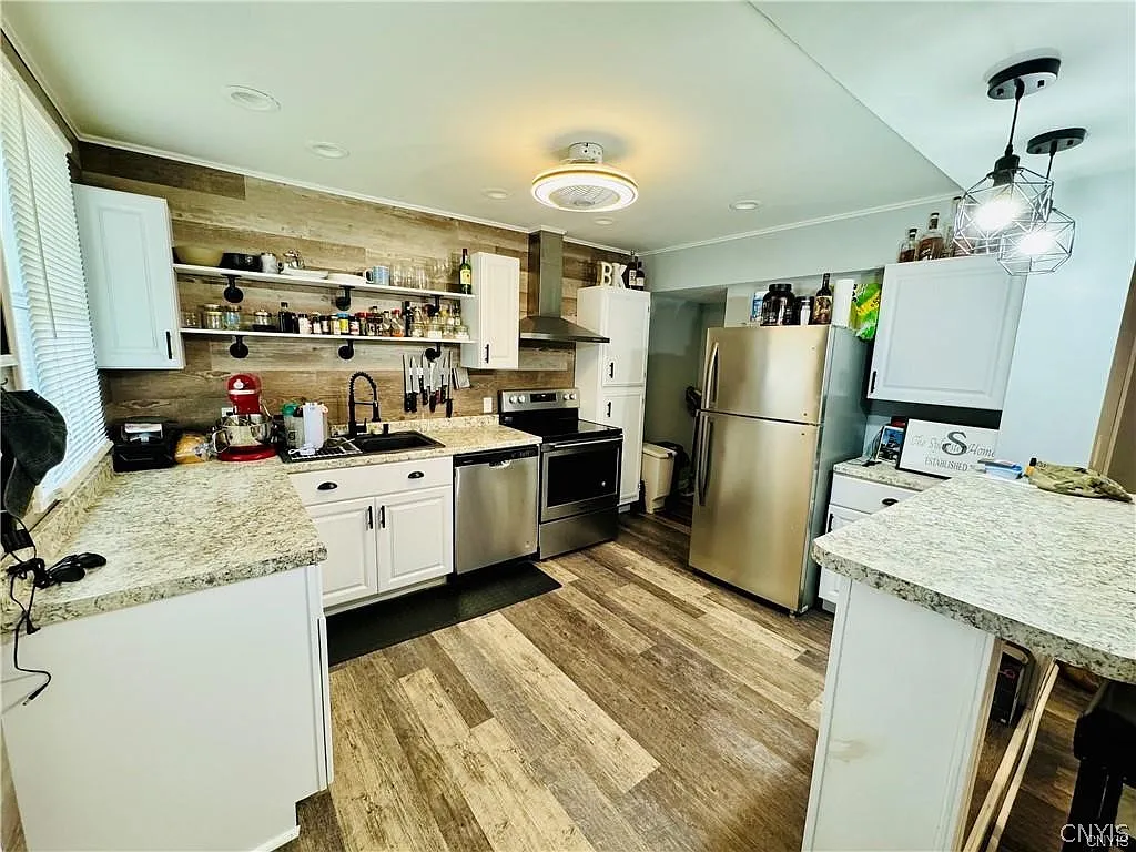 3 bed, 2.5 bath, 3000 sqft, $1,600 — Photo 2