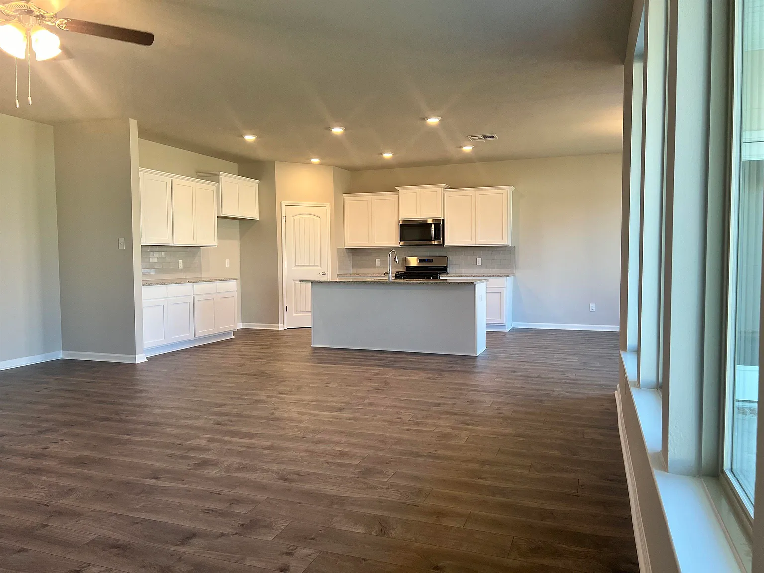 4 bed, 2.0 bath, 2346 sqft, $2,580 — Photo 4