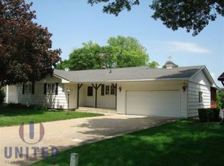 2726 Sunnyside Ct, Sioux City, IA 51106