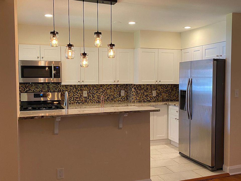 Open concept kitchen, granite countertops, stainless steel appliances
