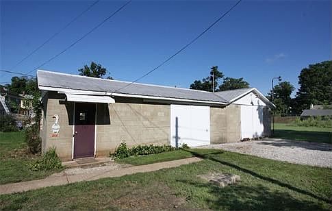 5th image of 905 E Gambier St