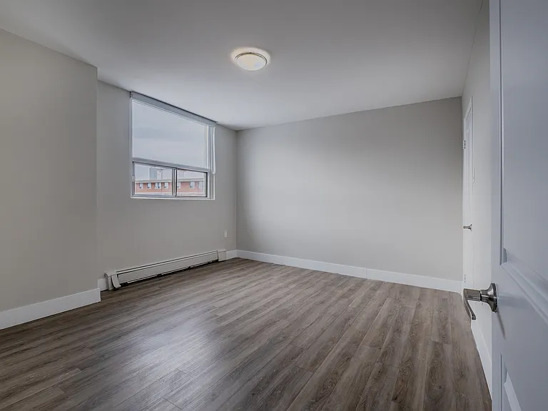1126 Adelaide St N — Photo 15