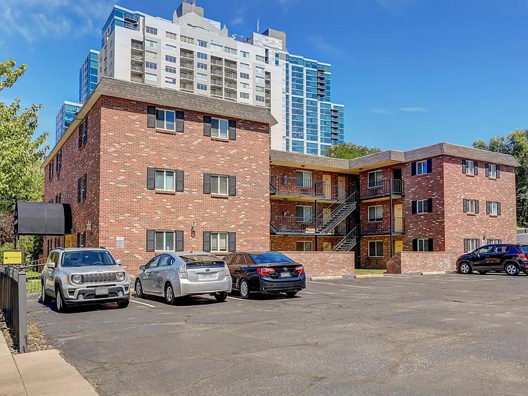 140 S Ogden St — Photo 56