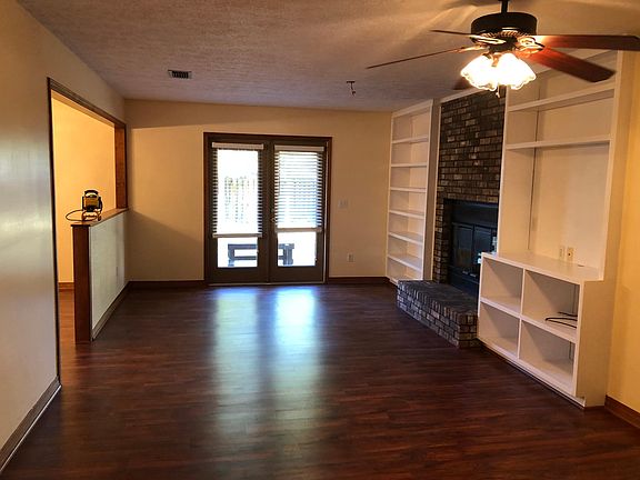 Living room with Fireplace and built-in's