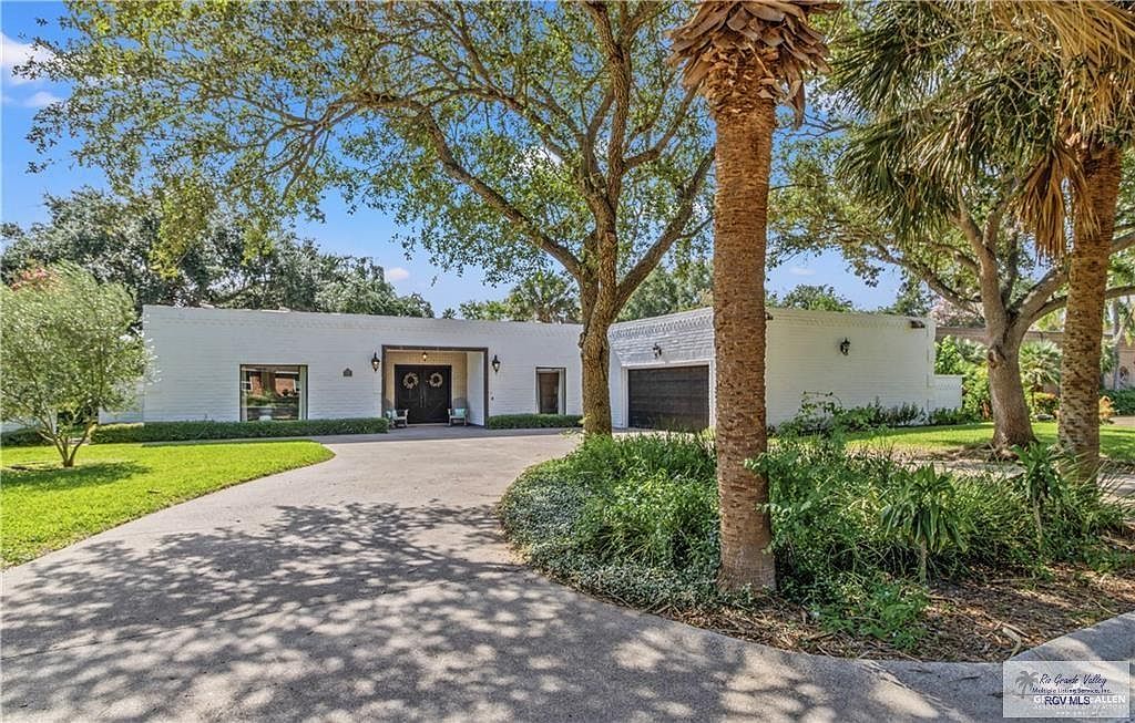 218 Palm Valley Dr W