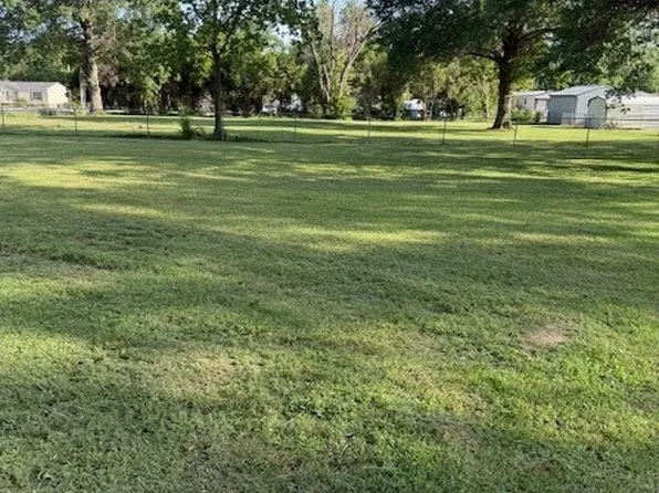 215 S 4th St, Chouteau, OK 74337