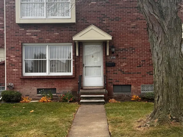 37115 Briarwood Ln, Clinton Township, MI 48036