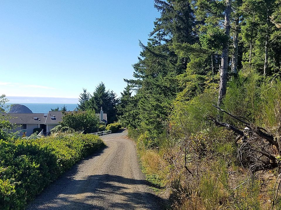 2nd image of Castle Dr #101