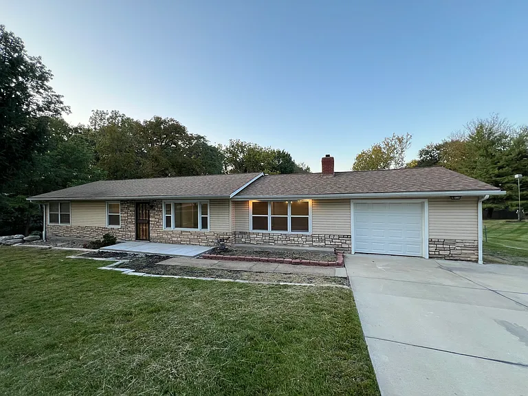 4 Mandalay Dr — Photo 2