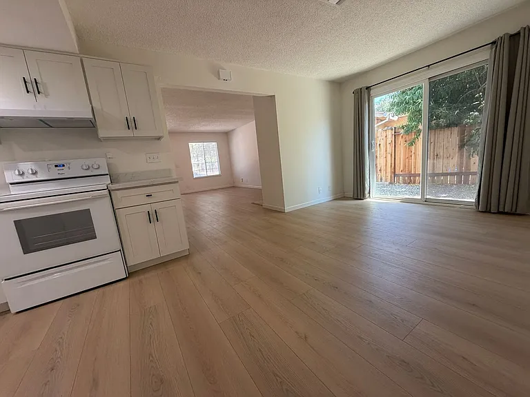 5061 Shell St — Photo 6