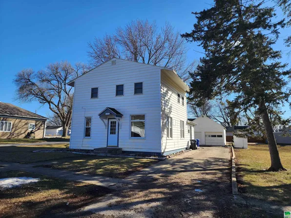 1310 3rd St, Hull, IA 51239