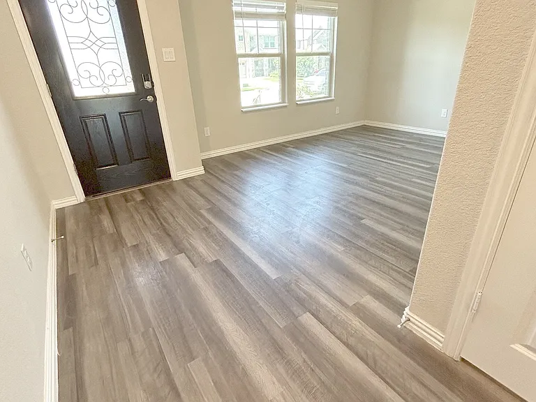 212 Stonebrook Trl — Photo 3