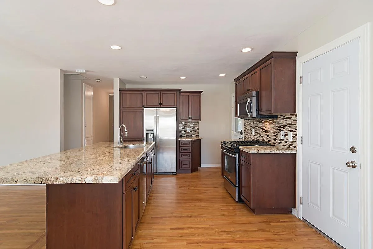 3 bed, 1224 sqft, $4,050 — Photo 4