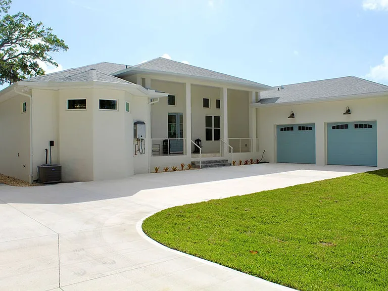 224 N Riverside Dr — Photo 3