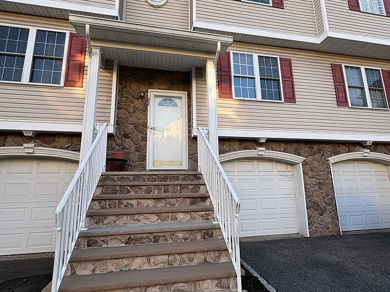 264 Midland Ave #32 — Photo 1