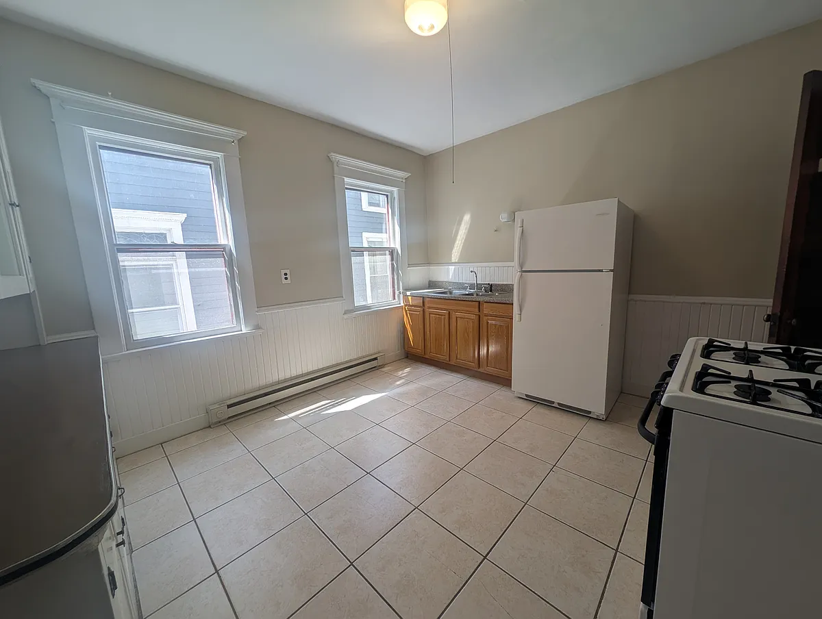 Kitchen - 39 College St #3