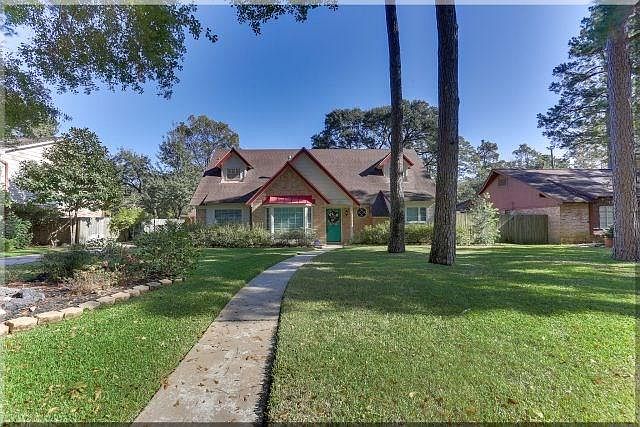 Great curb appeal! Recently painted hardi plank exterior