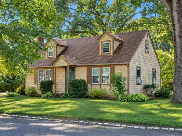 81 Park View Ave, Warwick, RI 02888