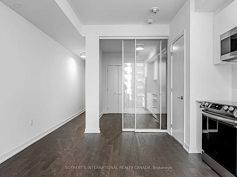 357 King St W #806 — Photo 10