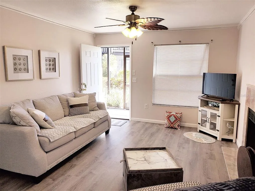 2 bed, 2.0 bath, 912 sqft, $3,700 — Photo 3