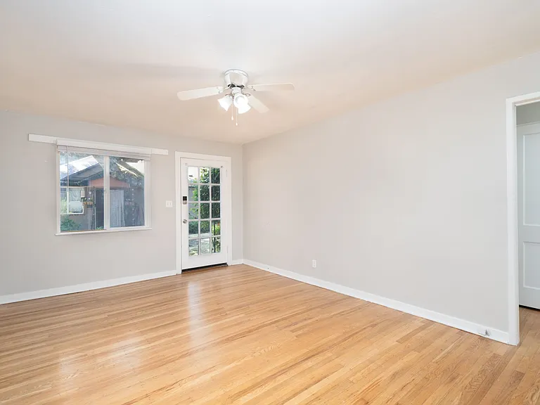 Columbia Court Apartments — Photo 8