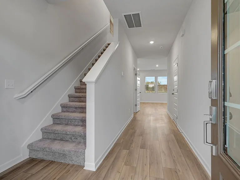 720 Emerson Ln — Photo 9