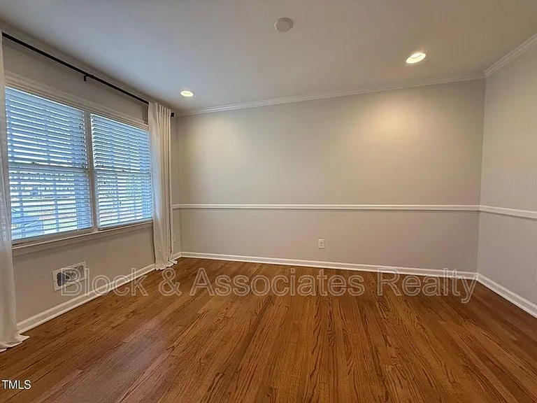 212 Sampson St — Photo 6