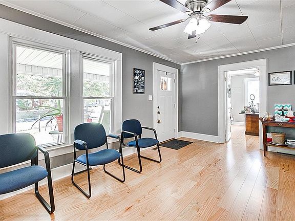 3rd image of 952 S Park St
