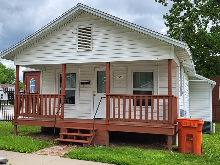 924 E Turner St — Photo 2