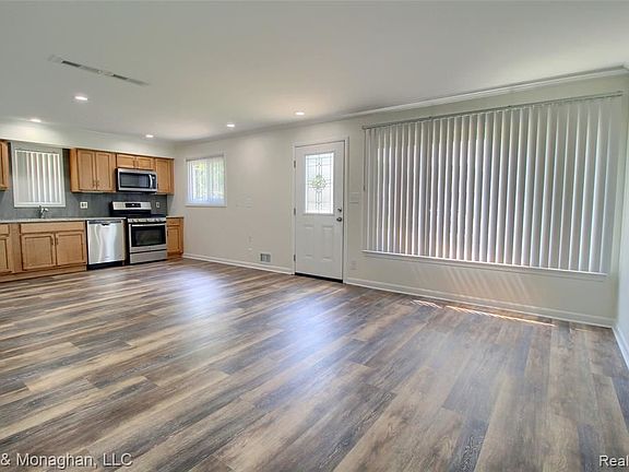 3rd image of 21549 Parkway St