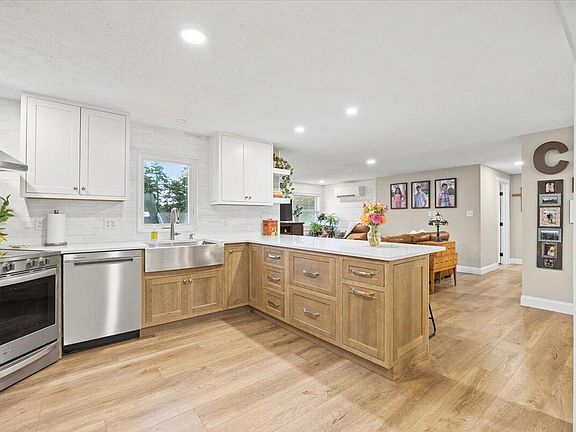 3rd image of 5 Deborah Avenue