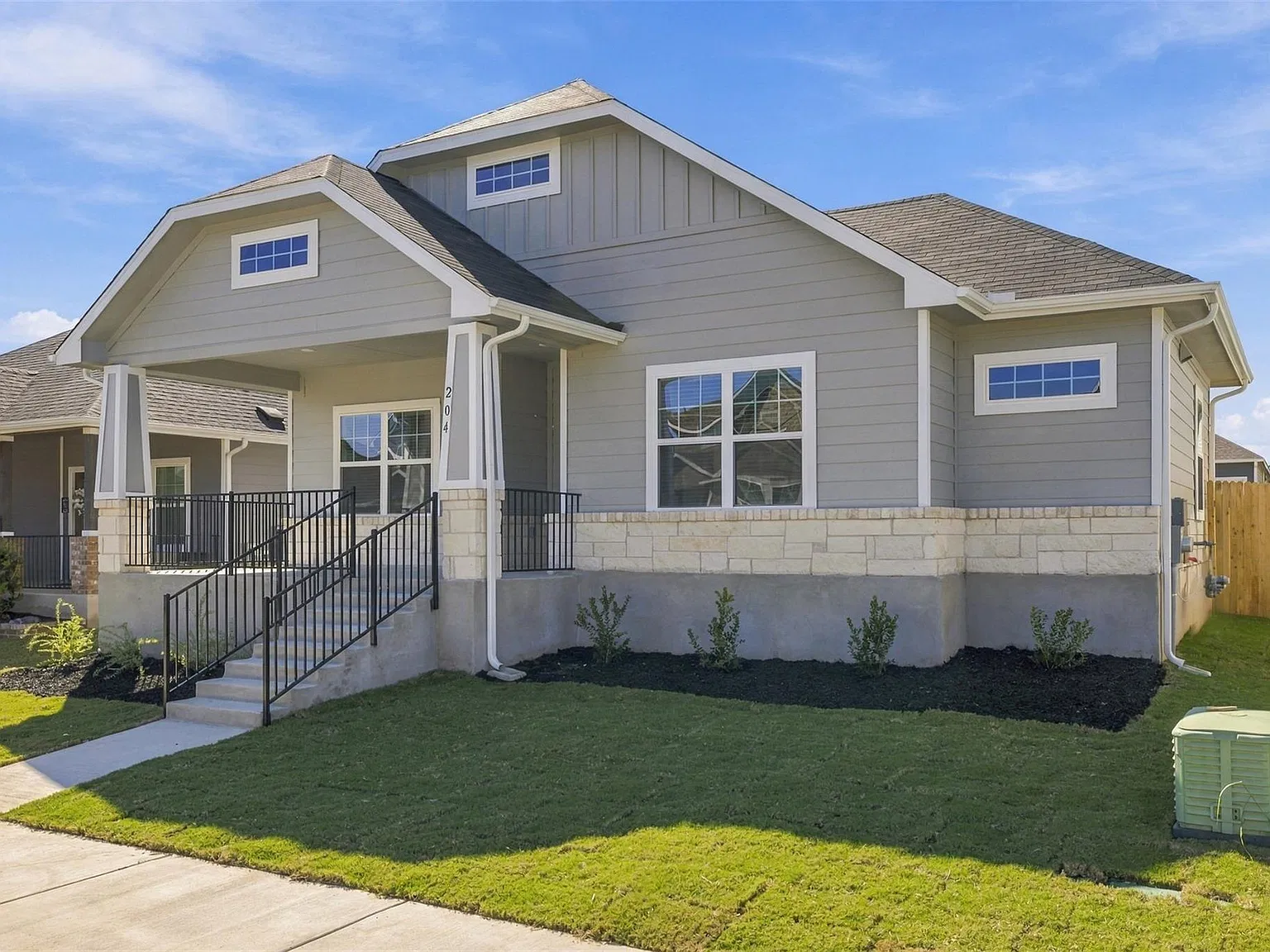 4 bed, 2.0 bath, 1870 sqft, $2,300 — Photo 2