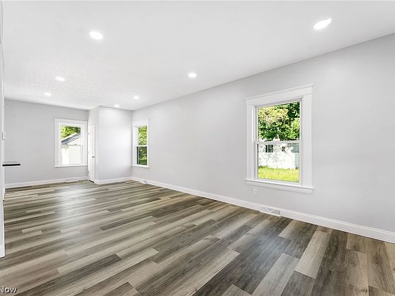 5th image of 929 W 14th St
