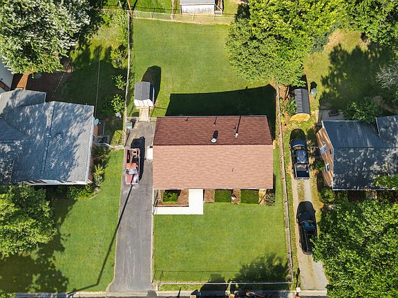 3rd image of 914 Ingleside Ln