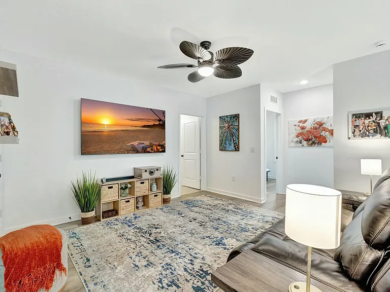 601 NE Waters Edge Ln — Photo 27