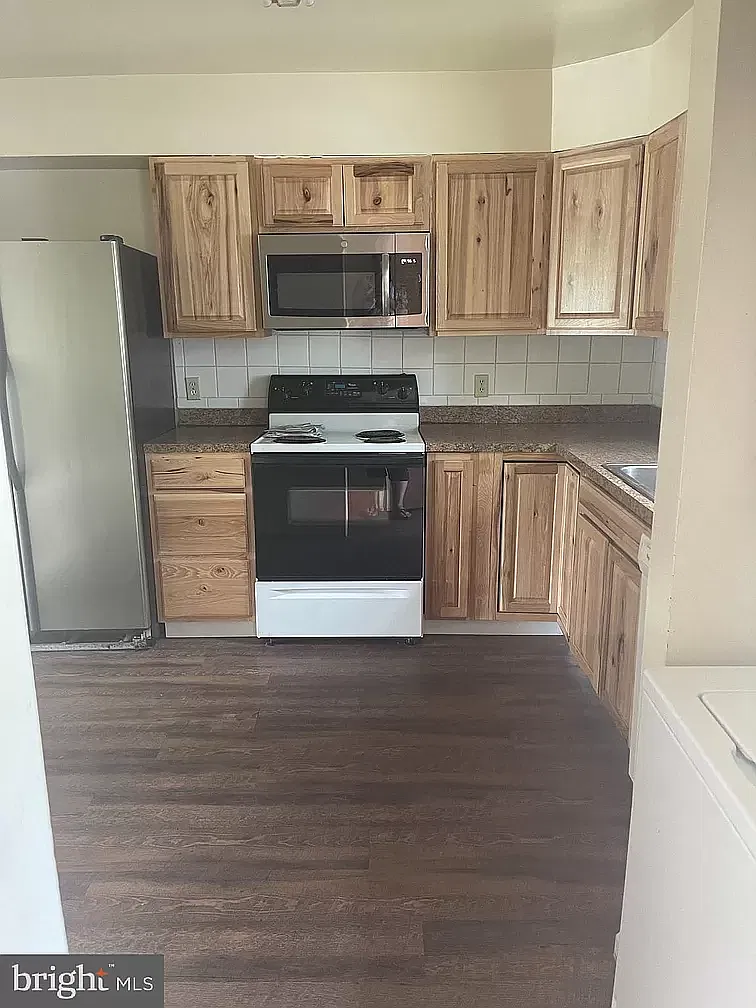 3 bed, 1.5 bath, 1400 sqft, $1,000 — Photo 4
