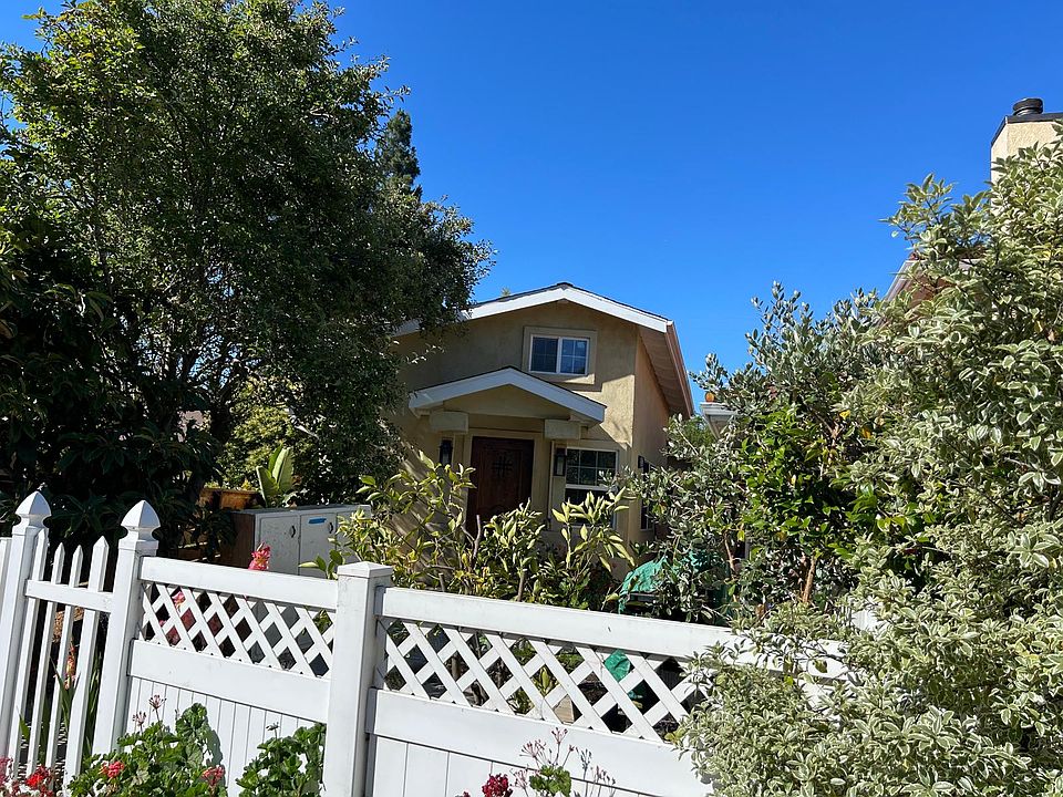Private entrance and yard