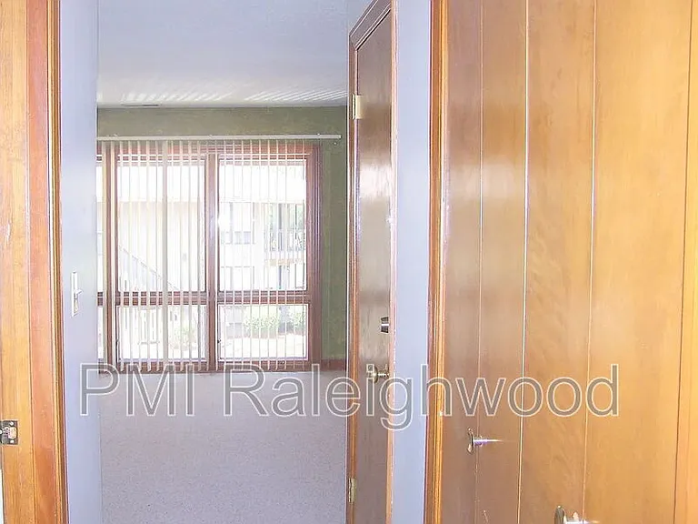 220 Foxkroft Dr — Photo 10