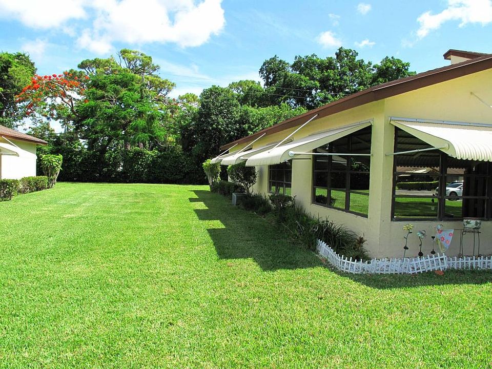 Side view of corner Villa