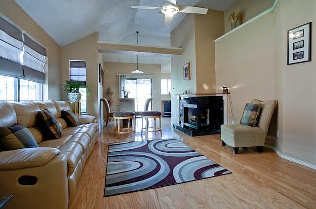 1st image of 919 Boxwood Dr