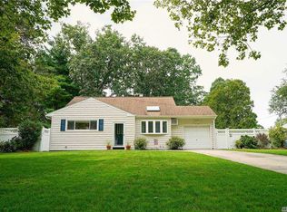 6 Iris Ln, Smithtown, NY 11787