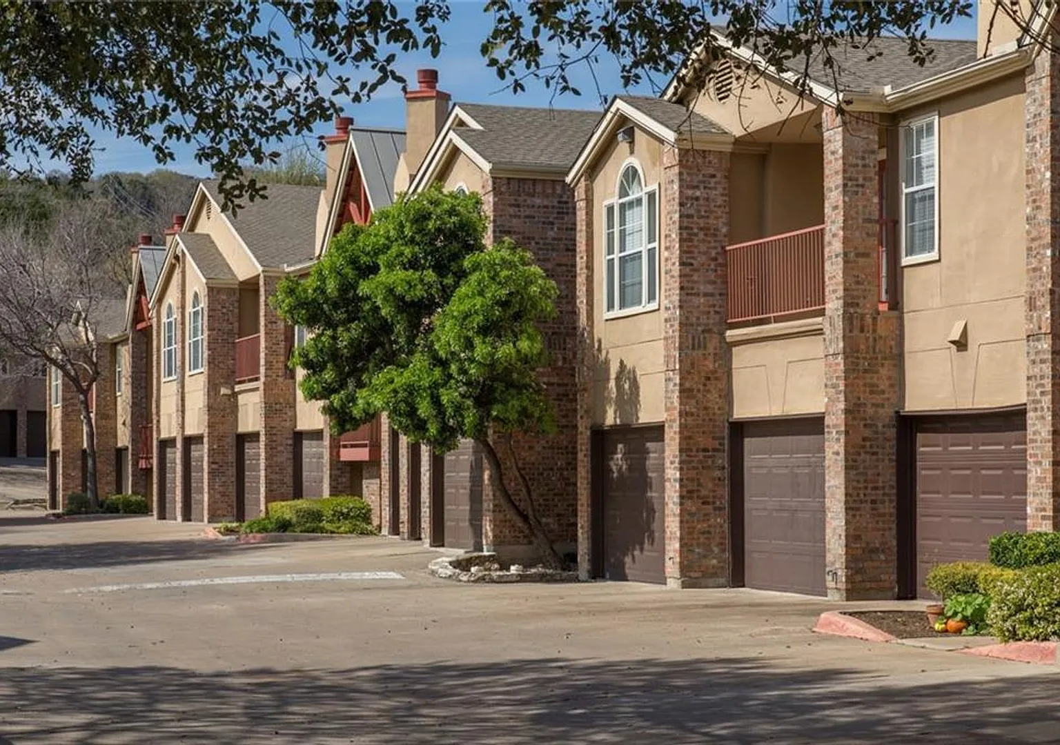 Spacious 1 Bedroom 1 Bathroom with a Private Garage. — Photo 1