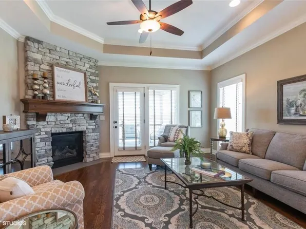 11439 S Waterford Dr, Olathe, KS 66061