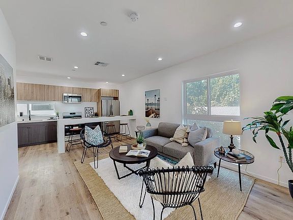 3rd image of 6346 1/2 Camellia Ave #6346-1/2