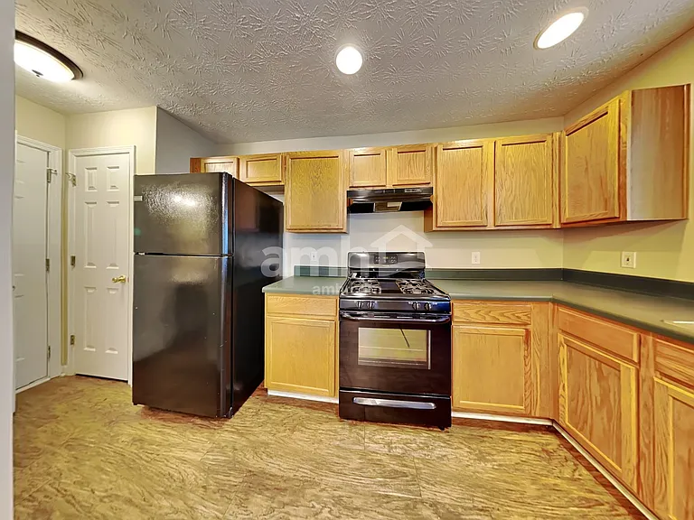 930 W Oaks Dr — Photo 3