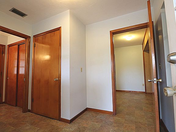 Utility room at the entrance from the carport